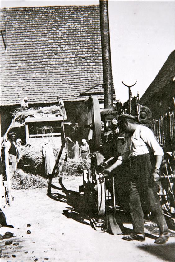 Als Wunder der Technik galt in den 1930er-Jahren das dampfende „Lokomobil“, mit dem die Dreschmaschine angetrieben wurde.