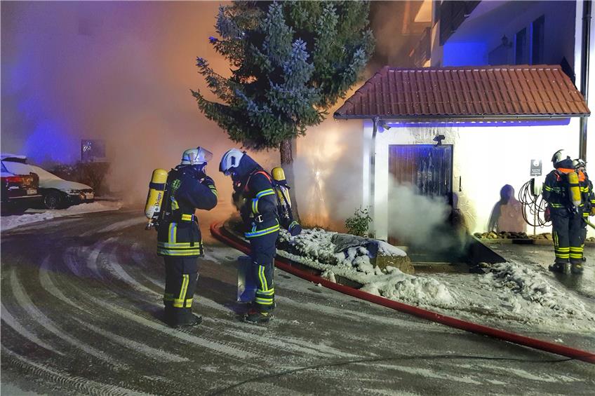 Als die Feuerwehr am Hotel eintraf, waren die Flammen schon von außen zu sehen. Bilder: Feuerwehr