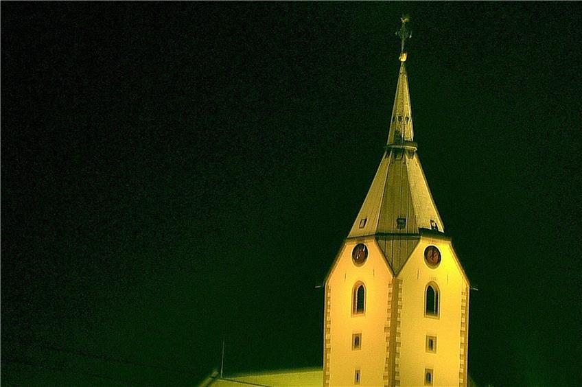 Alter Kirchturm in neuem Glanz, bedeckt mit dem ersten Schnee des Winters. Seine Glocken werden künftig die volle Stunde nur einmal anschlagen. Bild: wbr