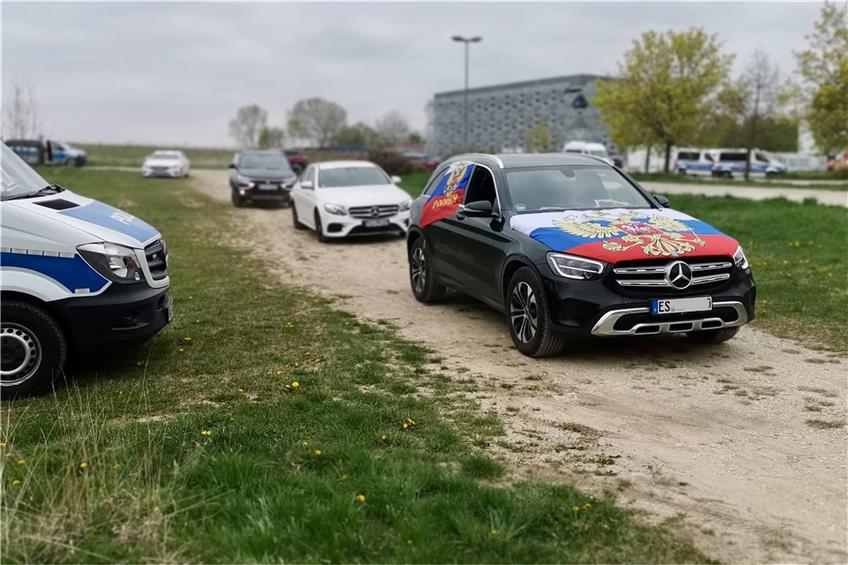 Am Autokorso gegen Russenfeindlichkeit beteiligten sich in Reutlingen etwa 25 Fahrzeuge – und damit deutlich weniger als von der Veranstalterin erwartet. Bild: Thomas de Marco