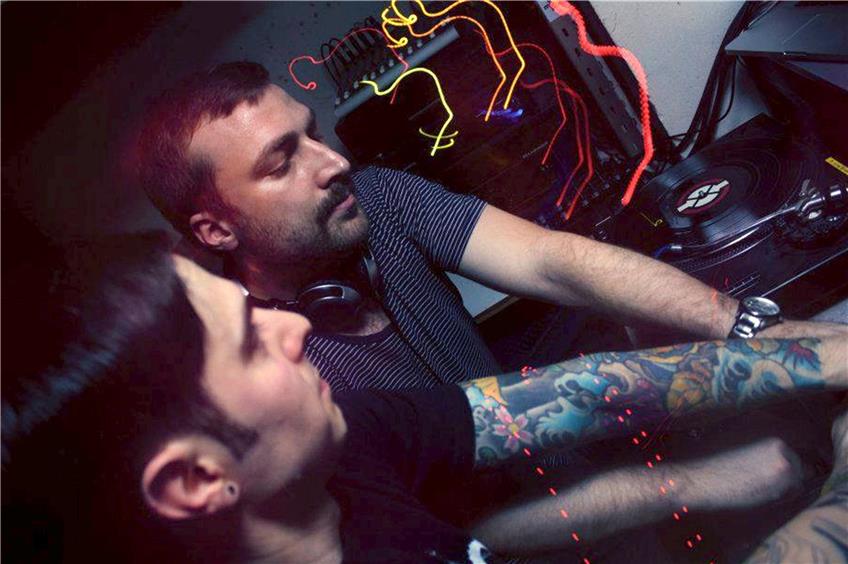 Am DJ-Pult eine Einheit: David Gomez und Benny Grauer hatten als Los Pornos im Blauen Turm lange ein großes Stammpublikum. Privatbild