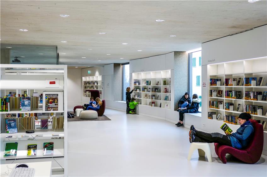 Am Donnerstagmiittag war es ruhig in der Rottenburger Stadtbibliothek, das Interesse an Smartphones und an Büchern hielt sich die Waage. Bild: Fleischer