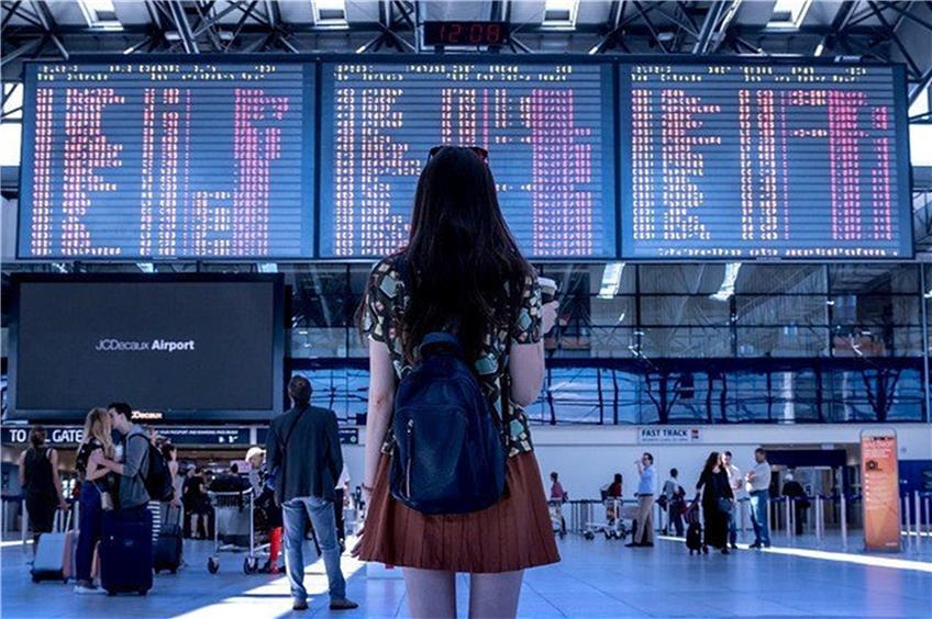 Am Flughafen kann es durchaus einmal hektisch zugehen - eine frühe Ankunft ist deshalb hilfreich. Bild: Pixabay