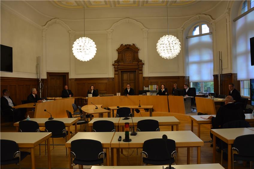 Am Mittwoch begann am Landgericht Rottweil der Prozess gegen Dennis B (links); ihm werden Brandstiftung und Mord vorgeworfen. Vorsitzender Richter ist Karlheinz Münzer (Mitte). Bild: Hans-Michael Greiß