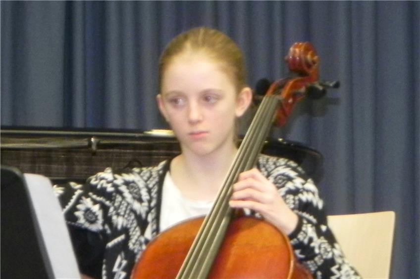 Amelie Schneider trug auf dem Cello eine Sonate vor. Bild: Haubold