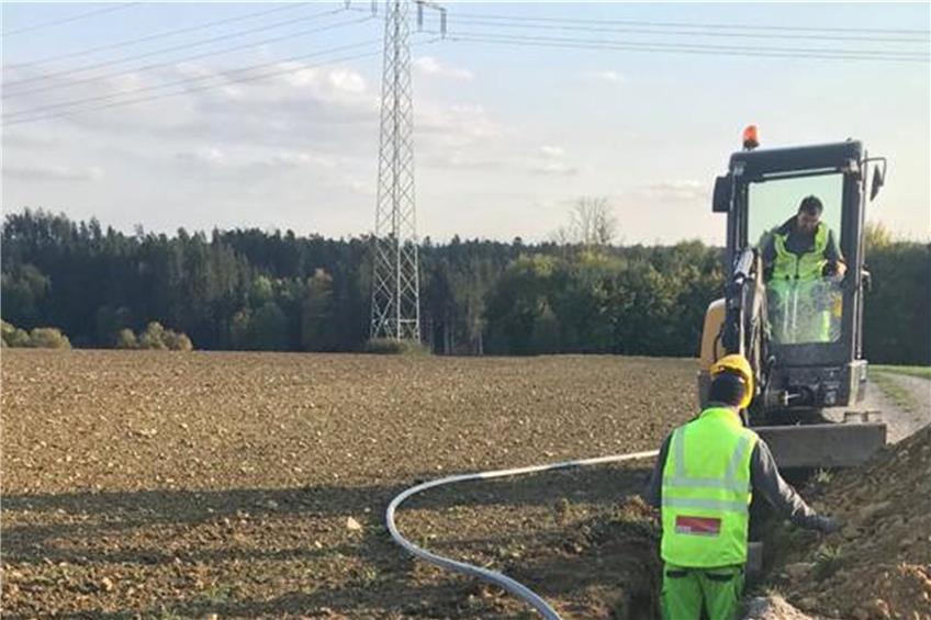 An den Feldwegen auf der Gemarkung Empfingen wird schon fleißig gebaggert für ein schnelles Netz.Bild: Gemeinde Empfingen