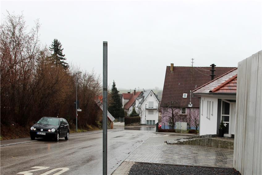 An der Kreuzung der Eutinger Bergstraße mit „Im Wengert“ haben Jugendliche ein weiteres Straßenschild gestohlen – und wurden nun angezeigt. Bild: Feinler