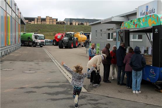 An die Führung durch die Biogasanlage schlossen etliche Besucher einen Gang zum „Windrädle“ an. Bilder: Dunja Bernhard