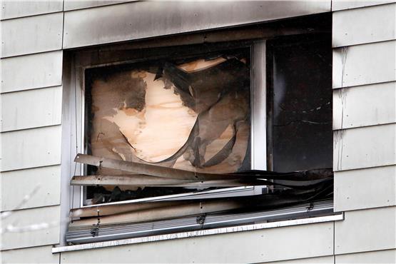 An einem Fenster im Obergeschoss des Pflegeheims sind die Brandspuren sichtbar. Bild: Horst Haas