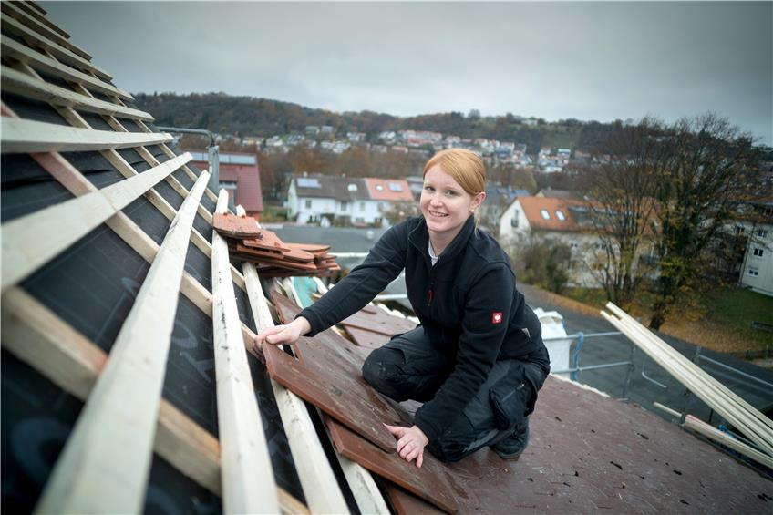 An einem Steildach in der Tübinger Weststadt arbeitet Julia Peetz hier. Dabei favorisiert sie eigentlich Flachdächer: „Ich habe halt in der Ausbildung hauptsächlich das gemacht“, sagt sie.Bild: Ulrich Metz
