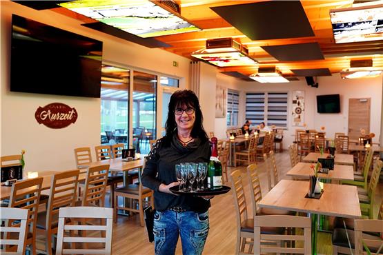 Andrea Gruidl betreibt mit ihrem Mann Michael die „Auszeit“ in Eutingen. Sie sagen „Café & Bistro“ dazu – nicht Sportheim. Bild: Karl-Heinz Kuball