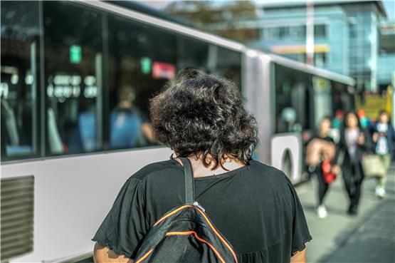 Andrea Sohn vor ihrem Arbeitsplatz, dem Bus. Die Stadtwerke Tübingen als Auftraggeber wollen nicht, dass ihr Gesicht erkannt wird. Bild: Metz