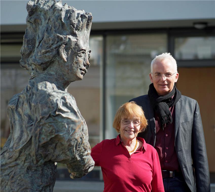 Andreas Haas und seine Mutter Ingrid vor der Skulptur „Engel Gabriel“, die sein Vater Siegfried gemacht hat. Sie steht im Garten des Luise-Poloni-Heims in Lustnau. Bild: Metz
