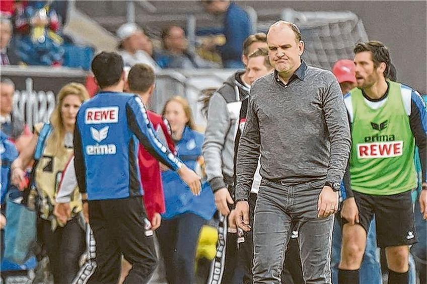 Angefressen nach spätem Ausgleichstreffer: Kölns Manager Jörg Schmadtke (vorne) warf nach dem Spiel mit seinem Kaugummi. Foto: Imago