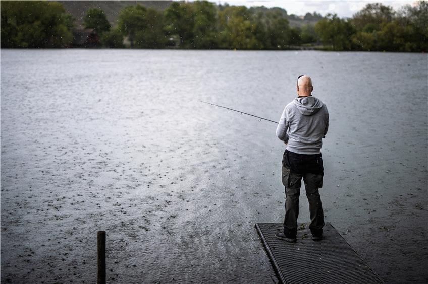 Angler am Max-Eyth-See in Stuttgart. Bisher gilt nachts ein Verbot. Hobbyangler waren jetzt mit einer Klage dagegen erfolgreich. Foto: Christoph Schmidt/dpa