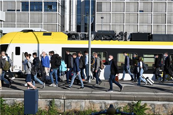 Ankunft am Stuttgarter Hauptbahnhof: Fahrgäste eines Regionalzugs am ersten Tag des 9-Euro-Tickets. Bild: Bernd Weißbrod/dpa