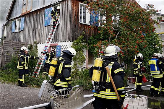 Arbeiten mit einer Trennscheibe, so das Übungsszenario, hatten in Rexingens Freudenstädter Straße einen Brand ausgelöst. Bilder: Karl-Heinz Kuball