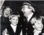 Artur Fischer mit Kapitänsmütze und Enkeln. Bilder:Kuball
