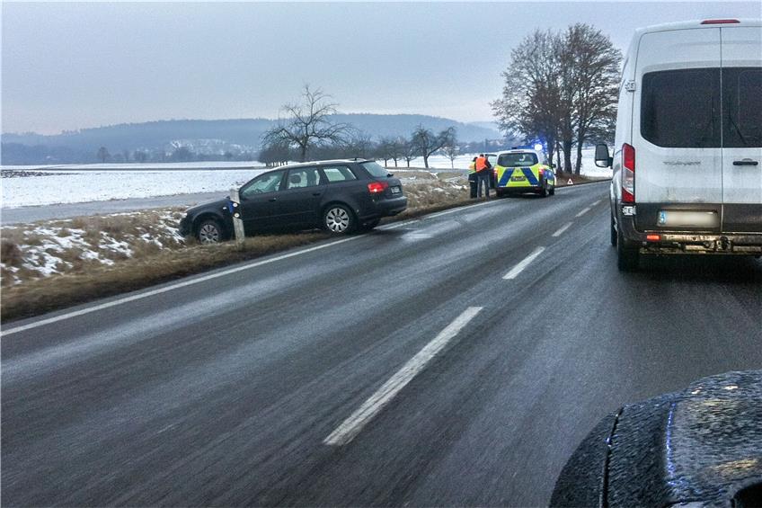 Auch auf der K6900 zwischen Tübingen und Weilheim war es glatt. Dieser Autofahrer landete im Graben. Bild: Metz