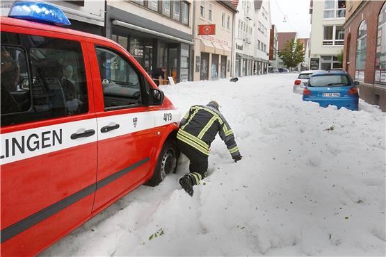 Auch ein Einsatzfahrzeug der Feuerwehr blieb im Hageleis stecken. Bild: Horst Haas