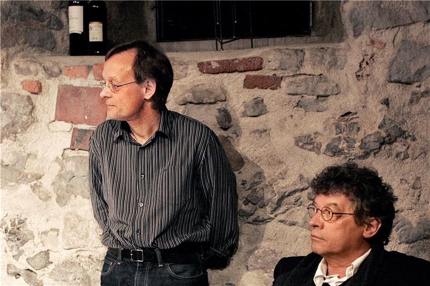 Auch ein Grund zum Feiern“: Seit 1994, seit sieben Büchern gehören Walle Sayer und der Tübinger Verleger Hubert Klöpfer (hier im Horber Kloster) zusammen. Bild: mz