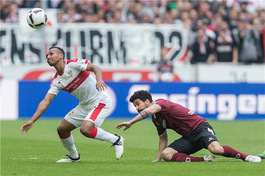 Auch von Julian Green (li., mit Dresdens Nils Teixeira) heißt es beim VfB: „Er hat mehr Potenzial, als er momentan abruft.“ Das hat VfB-Sportvorstand Schindelmeiser kürzlich über den Ex-Bayern gesagt. Foto: dpa