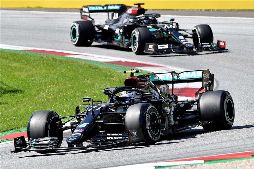Auch zum Auftakt der neuen Saison fahren Valtteri Bottas (vorne) und Lewis Hamilton in ihren Mercedes allen davon. Der amtierende Weltmeister kassierte kurz vor dem Ziel allerdings eine Strafe und wurde letztlich nur Vierter. Foto: Joe Klamar/dpa