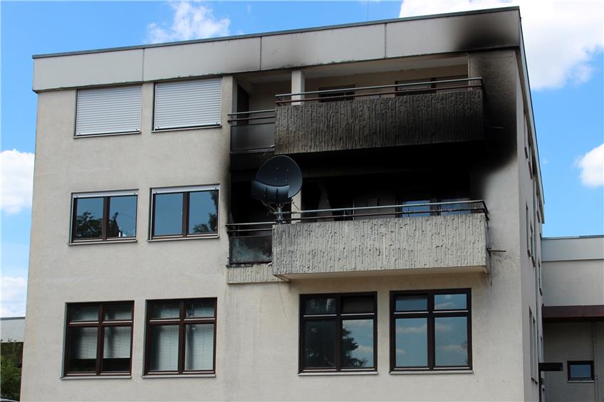 Auf dem Balkon beim Norma-Lager am Hochdorfer Bahnhof hatte es von Sonntag auf Montag gebrannt.Bild: Feinler