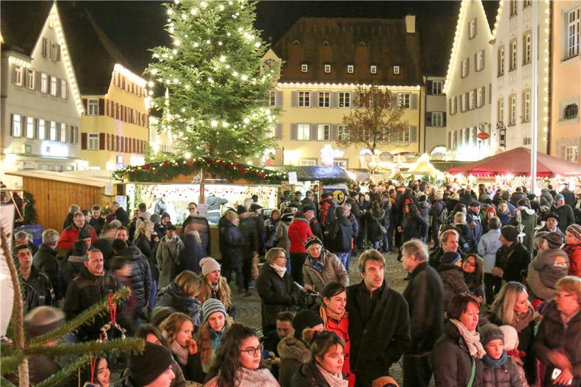 Auf dem Rottenburger Nikolausmarkt wurde es mit schwindendem Tageslicht immer voller. Bilder: Bernhard