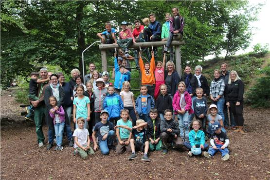 Auf dem Waldspielplatz in Weitingen erlebten die Kinder beim Sommerferienprogramm des Narrenvereins und Verkehrsvereins Weitingen einiges. Bilder: Alexandra Feinler