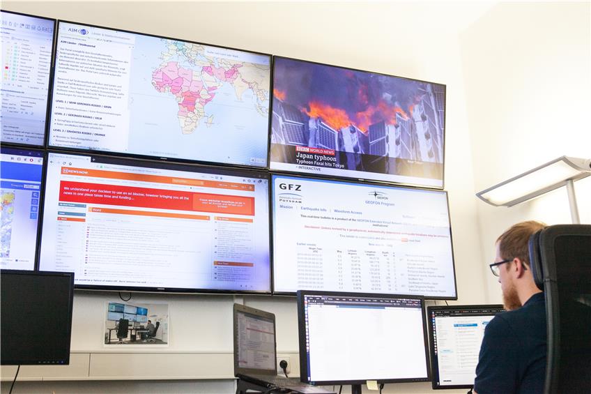 Auf den Flachbildschirmen an der Wand sowie ihren Laptops und Smartphones verfolgen die Redakteure Nachrichten aus den Krisenherden der Welt.