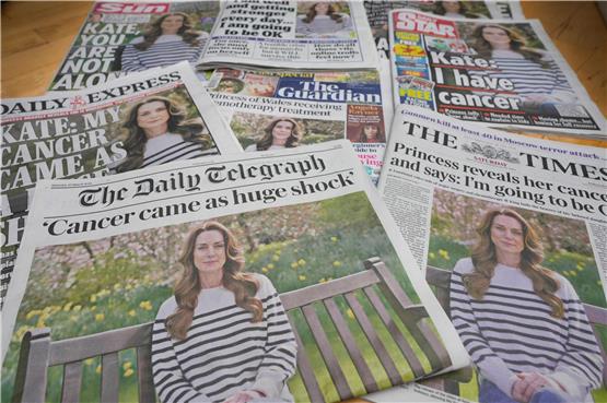 Auf den Titelseiten der britischen Zeitungen gab es am Samstag nur ein großes Thema. Menschen aus aller Welt nehmen Anteil am Schicksal von Prinzessin Kate.  Foto: Kirsty Wigglesworth/AP