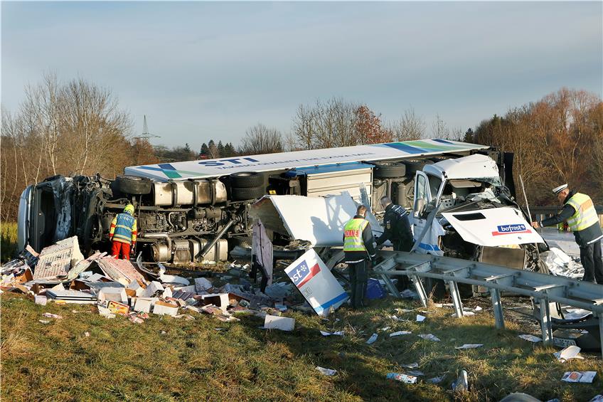 Auf der B 312 bei Metzingen hat sich am Mittwochmorgen ein schwerer Verkehrsunfall ereignet, bei dem der Fahrer eines Kleinlasters starb. Bild: Horst Haas