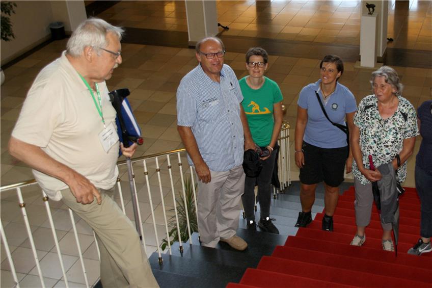 Auf der Treppe zum Großen Kursaal. Fritz Volpp (links) weiß viel über das kulturelle Zentrum der Stadt zu erzählen.Bilder: Kuhnert