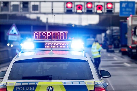 Auf einem Polizeifahrzeug leuchtet die Aufschrift „Gesperrt“. Foto: David Young/dpa/Symbolbild