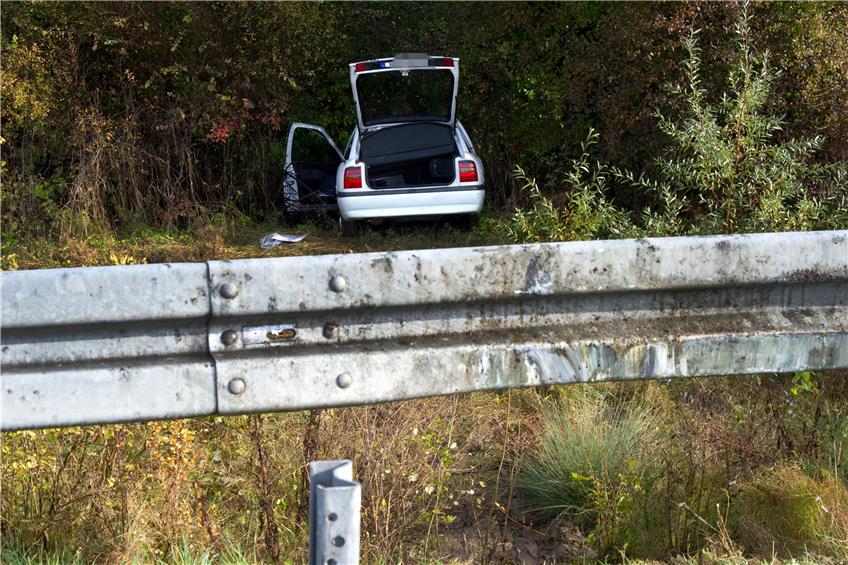 Auf nasser Fahrbahn verlor gestern ein 77-Jähriger die Kontrolle über seinen Wagen und landete bei der B27-Abfahrt nach Gomaringen in der Böschung. Bild: Franke