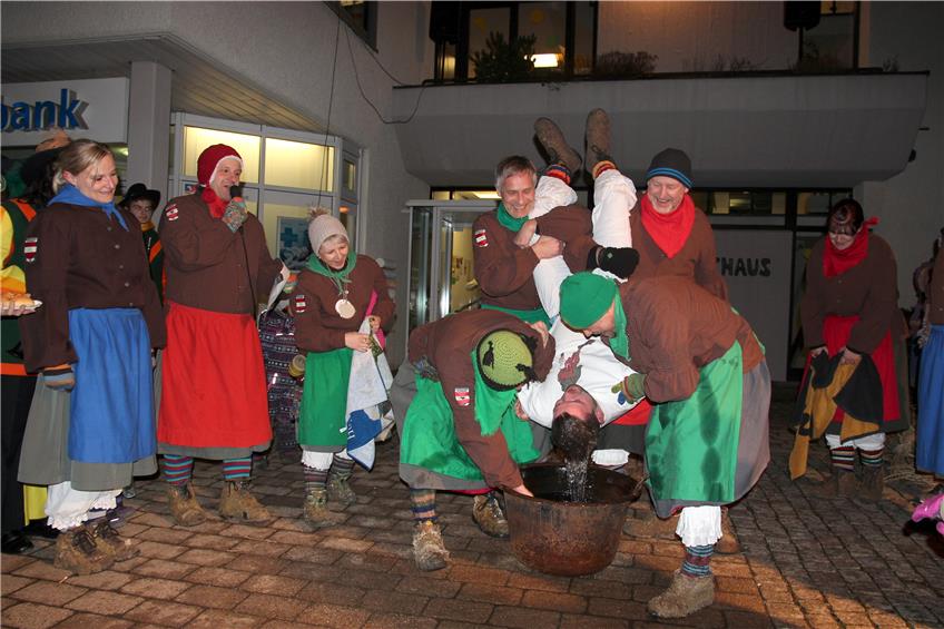 Aufgrund des Festes „45 Jahre Talhexen Eutingen“ tauften diese bei der Rathausstürmung vier Hexen, wie hier Christian Creuzberger.Bild: Feinler