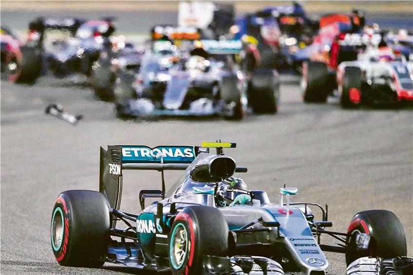 Aus allem rausgehalten: Während Nico Rosberg in der ersten Kurve vorneweg fährt, fliegen im Hintergrund die Fetzen. Foto: Actionpress