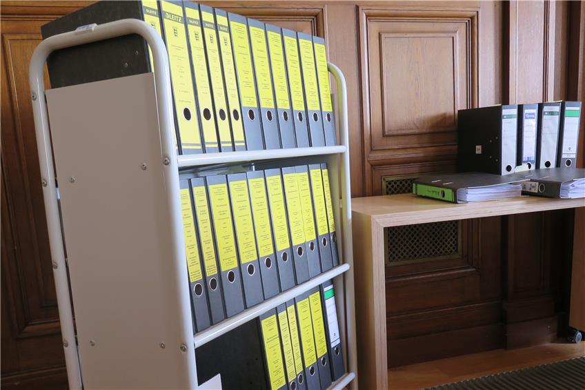 Ausgewählte Dokumente aus dem umfangreichen Apparat der Prozessakten wurden gestern am Rottweiler Landgericht verlesen. Bild: Manuel Fuchs