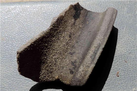 Außer Hufeisen, Keramikscherben und Tierknochen kam auch diese Tonscherbe aus dem 3. bis 5. Jahrhundert zu Vorschein. Bild: Denk-Mal-Nachhaltig GmbH