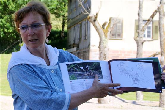 Autorin Dora-Luise Klumpp präsentiert ihr neues Malbuch vor der Glashütte in Buhlbach.Bild: Hannes Kuhnert