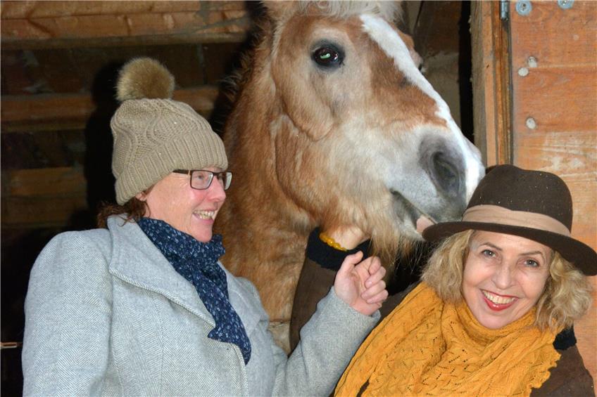 Autorin Nicola Förg (links) mit Stute Daisy und Schauspielerin Manuela May: Ein unterhaltendes Zusammentreffen der zwei Frauen wird es bei den Dornstetter Buchwochen auch ohne das Pferd geben. Bild: Lutz Rudat