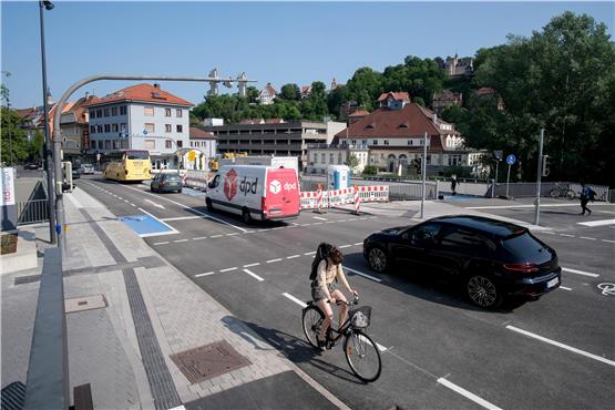 Autos, Busse und Transporter nutzen die neue Steinlachbrücke rege. Doch Radfahrer wissen nicht immer, wo es lang gehen soll. Bild: Uli Rippmann