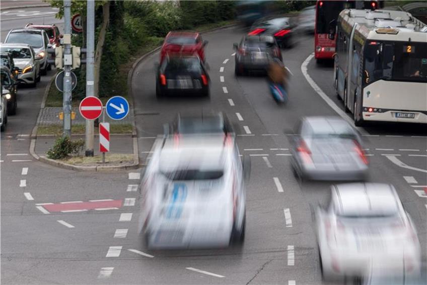 Autos fahren über eine Kreuzung in Reutlingen. Foto: Sebastian Gollnow/Archiv dpa