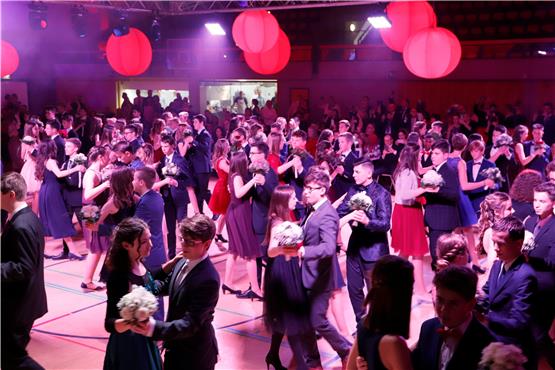 Ballkleid und feiner Zwirn sind Pflicht: Rottenburger Schüler beim Ball in der Horber Hohenberghalle. Bild: Tanzschule Gayer