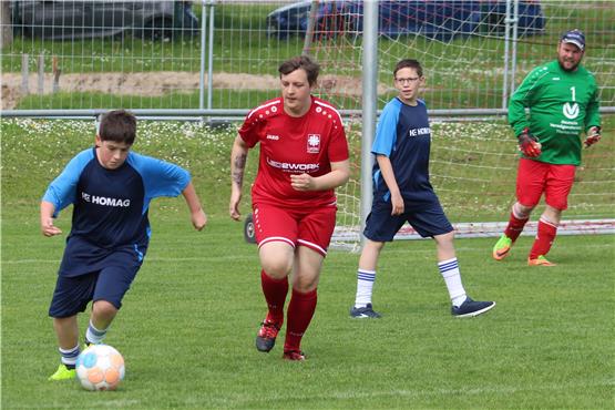 Ballsicher: ein Spieler der Lebenshilfe Horb/Sulz (links) beim 7:1 gegen eine Inklusionsauswahl.Bild: Uli Bernhard