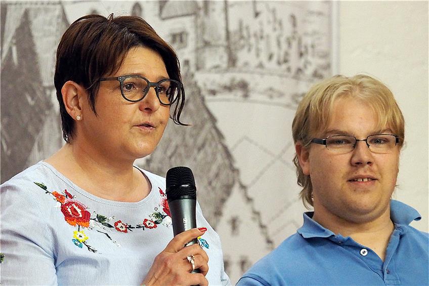 Barbara Rauschenberger (links) führt durch das Programm im Horber Steinhaus.