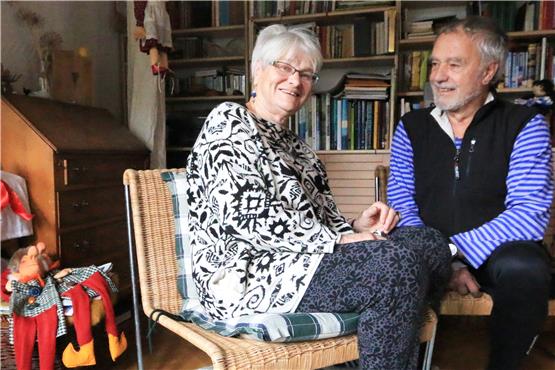 Barbara und Winfried Krahl feierten im Oktober Goldene Hochzeit. Zusammen sind sie 150 Jahre alt, er ist 76, sie 74. Nächstes Jahr geht’s wieder nach Nepal, da schauen sie sich den Neubau der Schule an. Bild: Manfred Hantke