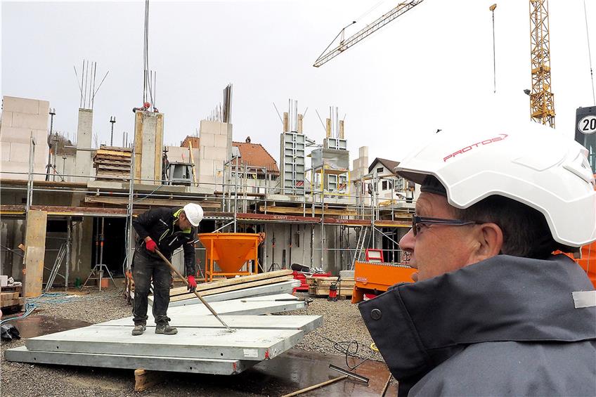 Bauleiter Heinz Sieber aus Dettingen (rechts) kommt täglich mehrmals auf die Baustelle nach Horb. Es läuft gut, sehr gut sogar.