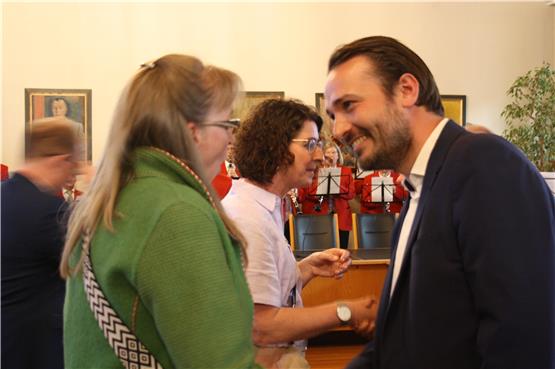 Beate Gaiser, FW-Stadträtin in Freudenstadt und Dehoga-Kreisvorsitzende (links) gratuliert Adrian Sonder zur gewonnenen Oberbürgermeisterwahl in Freudenstadt. Bild: Manuel Fuchs